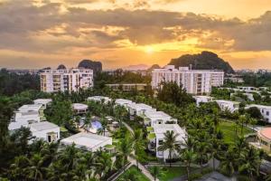 Blick auf eine Stadt mit Palmen und Gebäuden in der Unterkunft Melia Danang Beach Resort in Đà Nẵng