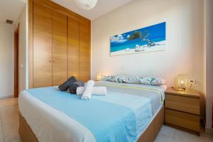 A bed or beds in a room at Hauzify I Apartament Balmanya 2A