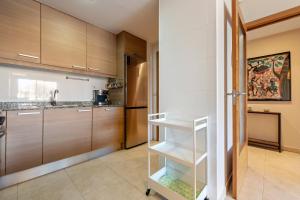 A kitchen or kitchenette at Hauzify I Apartament Balmanya 2A