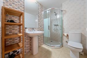 A bathroom at Hauzify I Apartament Balmanya 2A