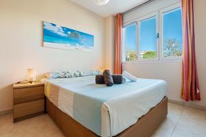 A bed or beds in a room at Hauzify I Apartament Balmanya 2A