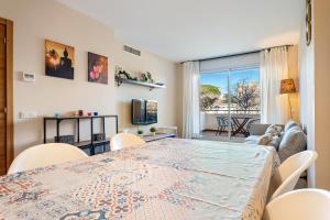 A bed or beds in a room at Hauzify I Apartament Balmanya 2A