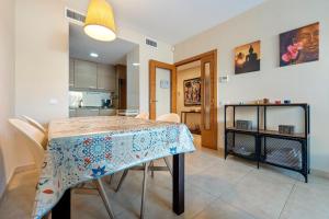 eine Küche und ein Esszimmer mit einem Tisch und Stühlen in der Unterkunft Hauzify I Apartament Balmanya 2A in Sant Feliu de Guixols