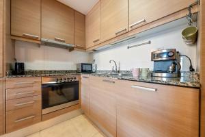 A kitchen or kitchenette at Hauzify I Apartament Balmanya 2A Még 10 kép