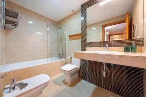 A bathroom at Hauzify I Apartament Balmanya 2A