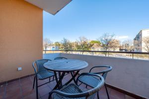 einen Tisch und Stühle auf einem Balkon mit Aussicht in der Unterkunft Hauzify I Apartament Balmanya 2A in Sant Feliu de Guixols
