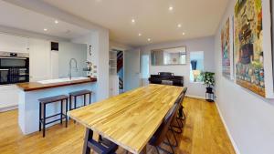 cocina con mesa de madera en una habitación en Bannister House, en Oxford