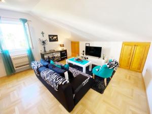 ein Wohnzimmer mit 2 Sofas und einem TV in der Unterkunft Villa Mar Vintage Apartments in Dubrovnik