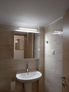 Ένα μπάνιο στο Leonidas Apartments  +94 φωτογραφίες