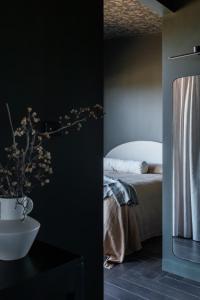 Postel nebo postele na pokoji v ubytování Wherewithal Luxury Suites