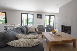 sala de estar con sofá y mesa en Villa Beaumont 84MONT, en Malaucène
