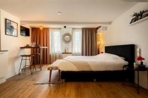 Ein Bett oder Betten in einem Zimmer der Unterkunft Madrid Suites