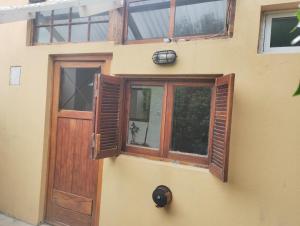 Casa con puertas y ventanas de madera en Las Dalias PH en Mar del Plata