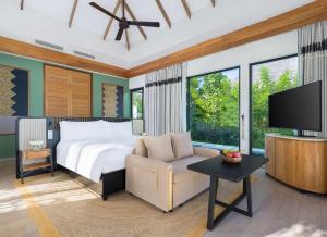 TV a/nebo společenská místnost v ubytování Hilton Maldives Amingiri Resort & Spa
