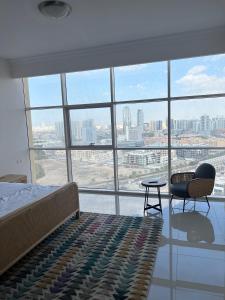 1 dormitorio con cama y vistas a la ciudad en Reef Residence en Dubái