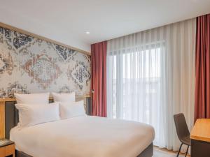 Postel nebo postele na pokoji v ubytování Mercure Prishtina City