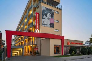 budynek z dużym znakiem na boku w obiekcie Amedia Luxury Suites Graz, Trademark Collection by Wyndham w Grazu
