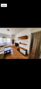 een woonkamer met een bank en een tafel bij V.V. familiar in Arinaga