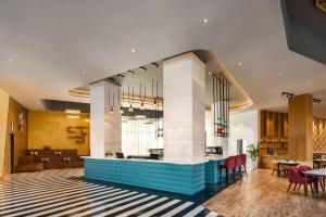 Posezení v ubytování Ramada Encore by Wyndham Amritsar Airport