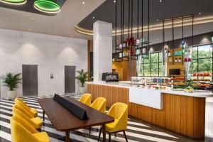 Restaurace v ubytování Ramada Encore by Wyndham Amritsar Airport