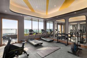 Fitness centrum a/nebo fitness zařízení v ubytování Ramada Encore by Wyndham Amritsar Airport