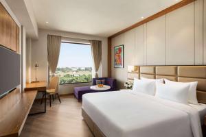Postel nebo postele na pokoji v ubytování Ramada Encore by Wyndham Amritsar Airport
