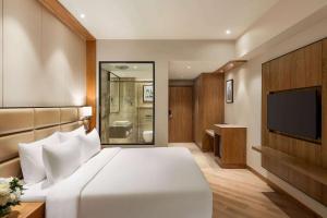 Postel nebo postele na pokoji v ubytování Ramada Encore by Wyndham Amritsar Airport