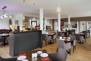 restauracja ze stołami i krzesłami oraz barem w obiekcie Amedia Luxury Suites Graz, Trademark Collection by Wyndham w Grazu +36 zdjęć