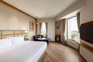 Postel nebo postele na pokoji v ubytování Ramada Encore by Wyndham Amritsar Airport