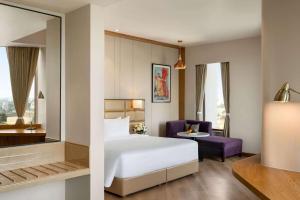 Postel nebo postele na pokoji v ubytování Ramada Encore by Wyndham Amritsar Airport