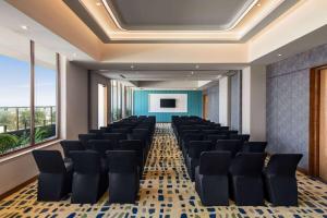 Posezení v ubytování Ramada Encore by Wyndham Amritsar Airport