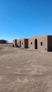 un vecchio edificio in mezzo al deserto di Mhamid yaya camp & activités a M'Hamid