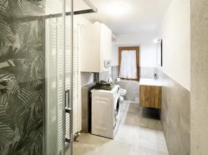 ein Bad mit einem WC und einem Waschbecken in der Unterkunft Appartamenti dolomitici in Padola