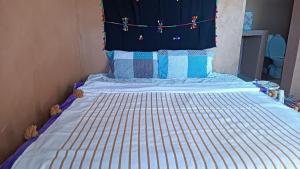 Letto o letti in una camera di Mhamid yaya camp & activités