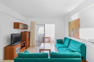Televízia a/alebo spoločenská miestnosť v ubytovaní Cheerful house Puerto de las Nieves