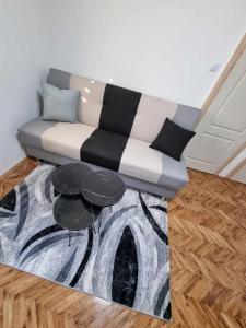 a living room with a couch and a table at Apartman Sparta in Sombor