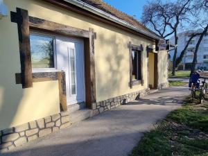 a building with two windows on the side of it at Apartman Sparta in Sombor
