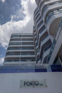 a tall building with a ponto sign on it at Casa da Geo Ondina - Frente de Praia in Salvador