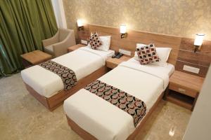 Postel nebo postele na pokoji v ubytování HOTEL VKJ INN Aluva