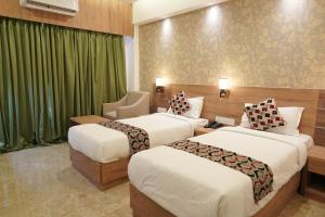 Postel nebo postele na pokoji v ubytování HOTEL VKJ INN Aluva