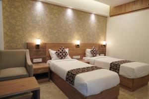 Postel nebo postele na pokoji v ubytování HOTEL VKJ INN Aluva