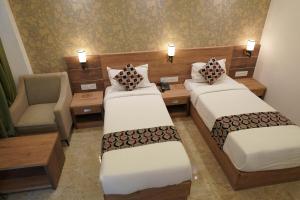 Postel nebo postele na pokoji v ubytování HOTEL VKJ INN Aluva