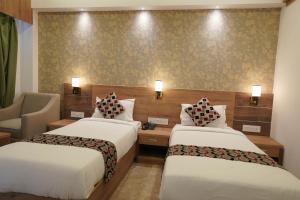 Postel nebo postele na pokoji v ubytování HOTEL VKJ INN Aluva