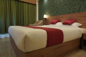Postel nebo postele na pokoji v ubytování HOTEL VKJ INN Aluva