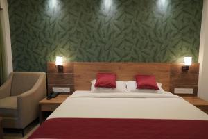 Postel nebo postele na pokoji v ubytování HOTEL VKJ INN Aluva