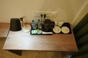 Příslušenství pro přípravu čaje a kávy v ubytování HOTEL VKJ INN Aluva