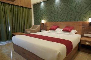 Postel nebo postele na pokoji v ubytování HOTEL VKJ INN Aluva