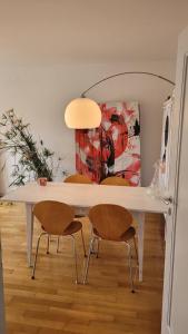 Room in Marzili في برن: طاولة طعام مع كرسيين ومصباح