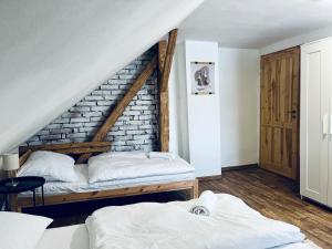 Postel nebo postele na pokoji v ubytování Chalupa Lenora
