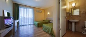 TV a/nebo společenská místnost v ubytování Garden Park Beldibi Hotel